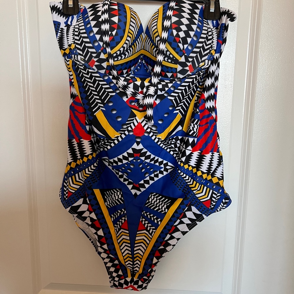 Never worn One piece bathing suit w/padding XXL removable straps